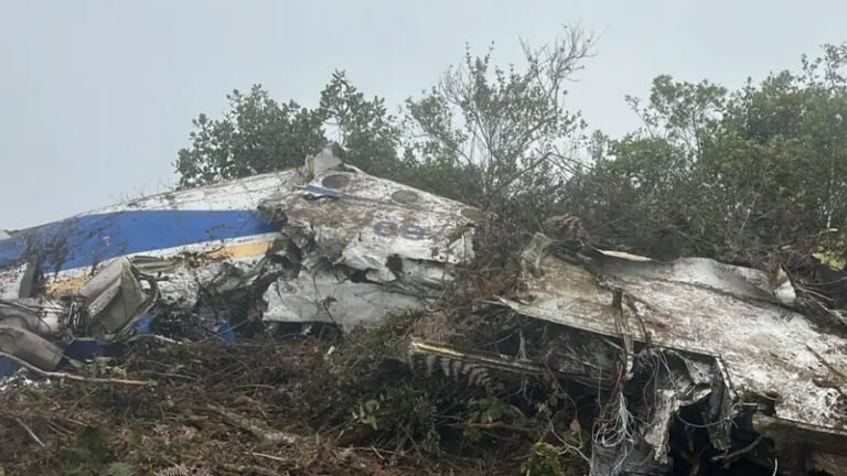 cortesia-hallan-caja-negra-del-avion-que-se-estrello-en-colombia-dejando-15-muertos-55469