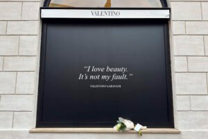 Hoy se abre en Roma la capilla ardiente del diseñador Valentino, fallecido el lunes a los 93 años y considerado el último gran emperador de la moda italiana.