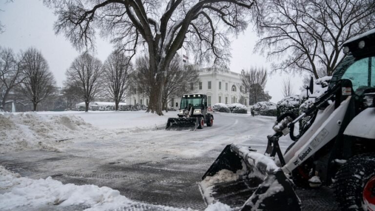 mas-de-8000-vuelos-cancelados-mientras-una-fuerte-tormenta-invernal-azota-gran-parte-de-ee-uu-55210