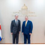 Director ejecutivo de FIBA, David Schwartz y el ministro del MHE, Magín Díaz