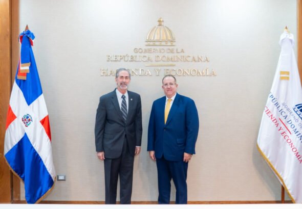 Director ejecutivo de FIBA, David Schwartz y el ministro del MHE, Magín Díaz