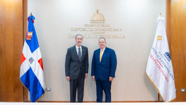 Director ejecutivo de FIBA, David Schwartz y el ministro del MHE, Magín Díaz