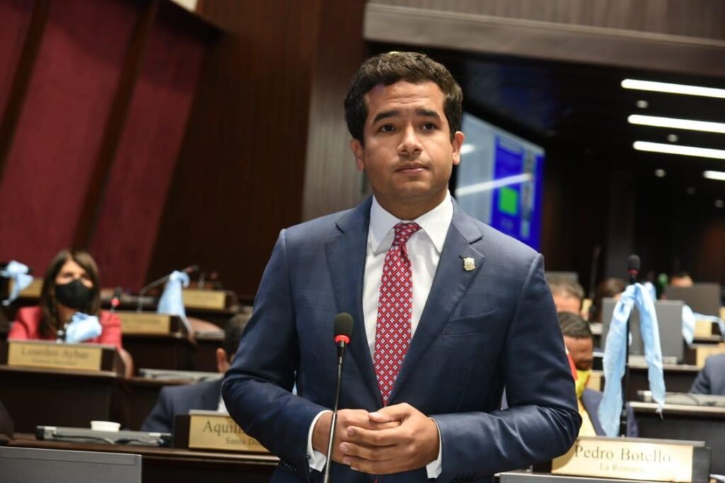 Omar-Fernandez-diputado-de-la-fuerza-del-Pueblo-1024x683